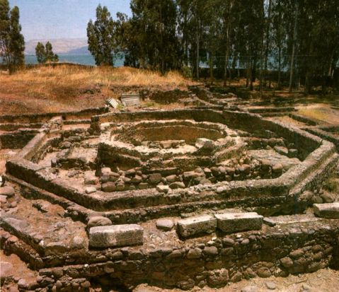 La basilica ottagonale e la casa di Pietro a Cafarnao prima della costruzione della basilica sopra il sito archeologico