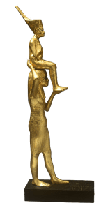 La statua in legno dorato di Tutankhamon bambino trasportato sulla testa dalla dea Menkaret