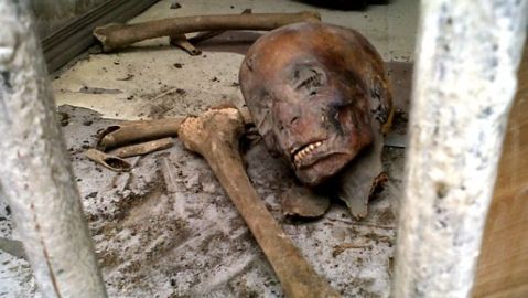 Una mummia danneggiata nel saccheggio del museo egizio  del Cairo nel 2011