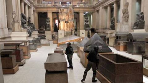 I soldati presidiano il museo Egizio del Cairo dopo il saccheggio subito nei giorni più difficili della rivoluzione