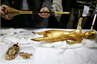 Il Tutankhamon d'oro recuperato dopo il saccheggio del 2011 e ora in mostra al museo del Cairo