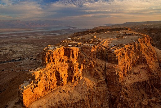 La rocca di Masada, famosa fortezza a strapiombo sul mar Morto, dove ha scavato Dan Bahat