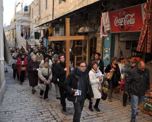 Pellegrinaggi ieri e oggi: pellegrini moderni percorrono la Via Dolorosa a Gerusalemme