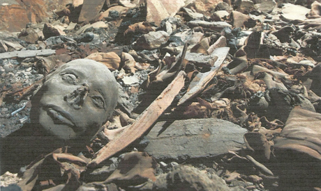 L'ammasso di mummie appartenenti a membri della famiglia reale ritrovate in una tomba della Valle dei re