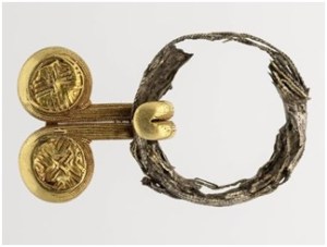 Una preziosa fibula scoperta nella tomba "delle mani d'argento" a Vulci