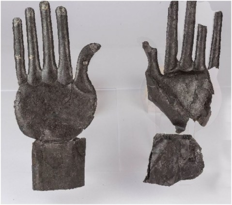 Le mani in lamina d'argento con foglia d'ora sulle unghie di tre dita: appartenevano a uno sphyrelaton