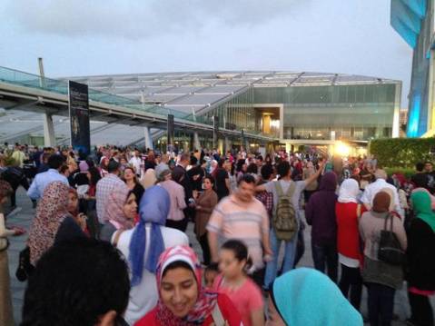 Tanto pubblico alla proiezione in 3D dei monumenti antichi di Alessandria d'Egitto su una parete della Biblioteca