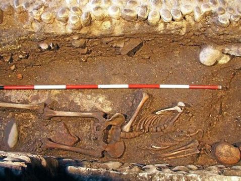 Scheletro di donna risalente al Medioevo rinvenuto negli arcovoli dell'Arena