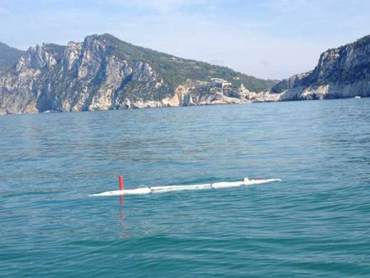 L'antennina del robot subacqueo classe Tifone in azione in mare alla ricerca di tesori sommersi