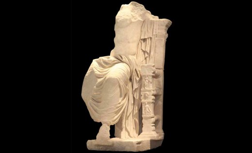 La statua di Caligola in trono come Zeus, recuperata nel 2011 dalla Gdf, dopo il delicato restauro