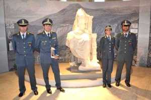 Il personale della Guardia di Finanza accanto alla statua di Caligola