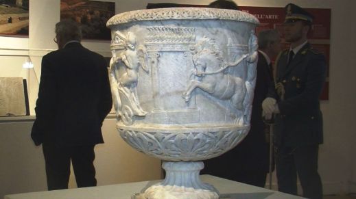 Cratere marmoreo decorato con corsa di bighe della seconda metà del II secolo d.C. in mostra al Vittoriano