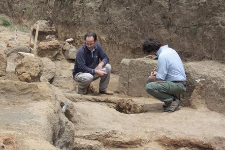 Gli archeologi esaminano la toma del bambino alla necropoli dell'Osteria a Vulci