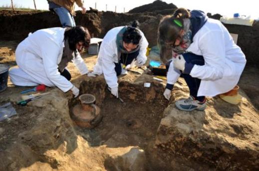 Lo scavo della tomba etrusca di un bambino detta "del piccolo principe" a Vulci