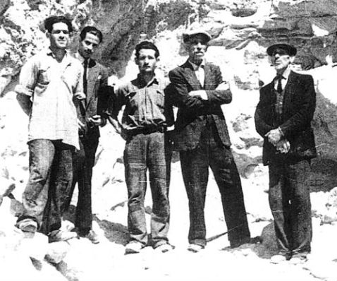 Il falsario Antonino Biondi al centro del gruppo di personaggi di Centuripe in Sicilia