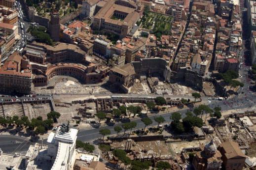 Una veduta aerea di via Alessandrina nel cuore dei Fori imperiali a Roma