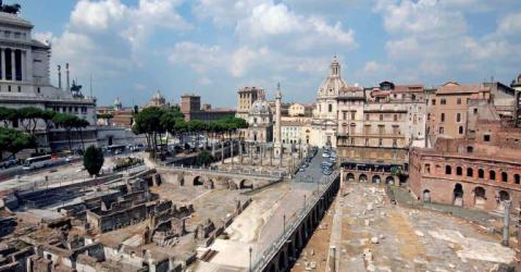 Via Alessandrina a Roma corre alta sopra i Fori Imperiali, che in parte divide: presto una parte "sparirà"