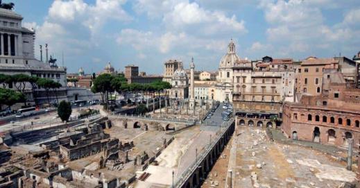 Via Alessandrina a Roma corre alta sopra i Fori Imperiali, che in parte divide: presto una parte "sparirà"