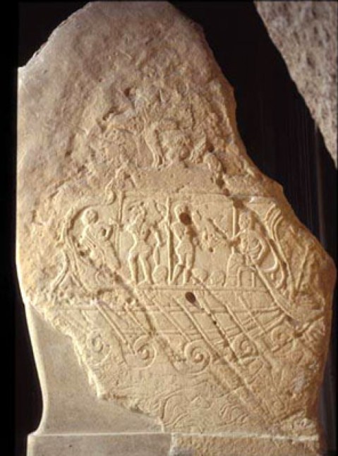 La stele funeraria di Vel Kaikna raffigura una grande nave etrusca da guerra che naviga in mare