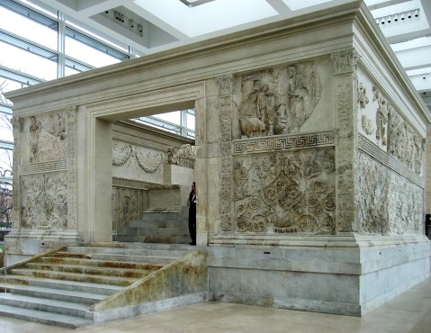 L'Ara Pacis è uno dei più famosi monumenti del periodo di Augusto a Roma