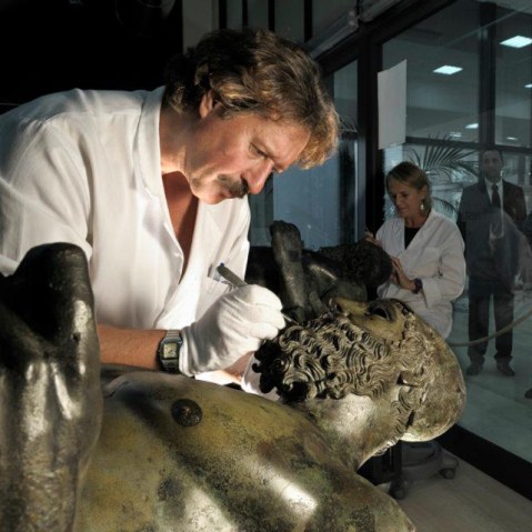I tecnici, dopo i lunghi restauri, hanno riscontrato nei Bronzi microfratture che li rendono estremamente fragili