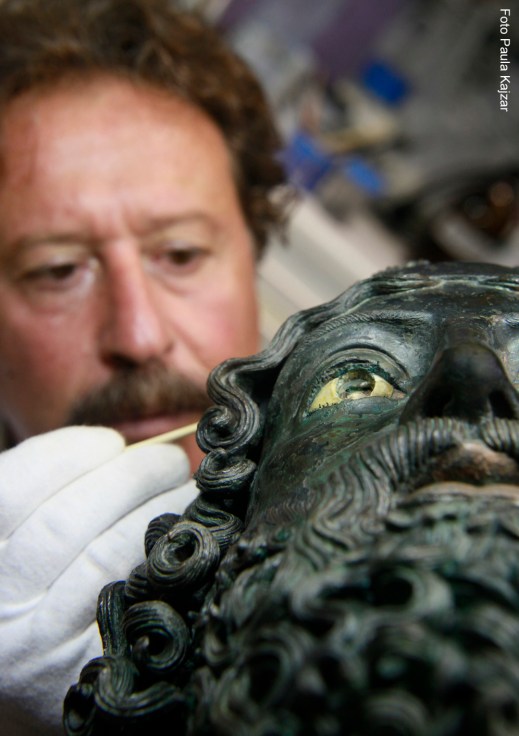 Nuccio Schepis durante i restauri dei Bronzi di Riace