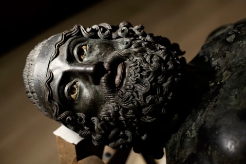 Uno dei due Guerrieri adagiato durante i restauri