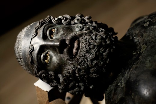 Uno dei due Guerrieri adagiato durante i restauri