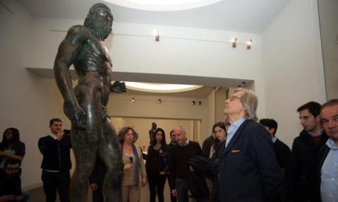 Il critico d'arte Vittorio Sgarbi osserva i Bronzi di Riace nel museo archeologico nazionale di Reggio Calabria