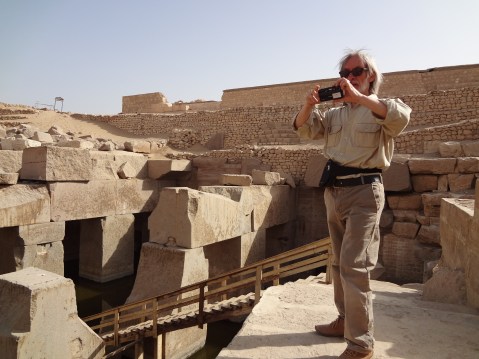 Il fotografo trevigiano Paolo Renier sopra l'Osireion ad Abido durante i rilievi fotografici 
