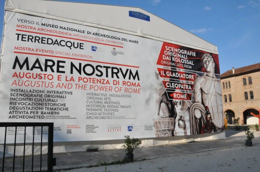 Il grande poster-murales che a Caorle accoglie i visitatori della mostra "Mare Nostrum"