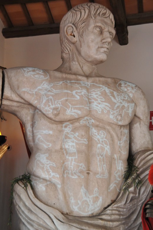 Sul busto di Augusto in mostra a Caorle sono proiettate le raffigurazioni della lorica imperiale