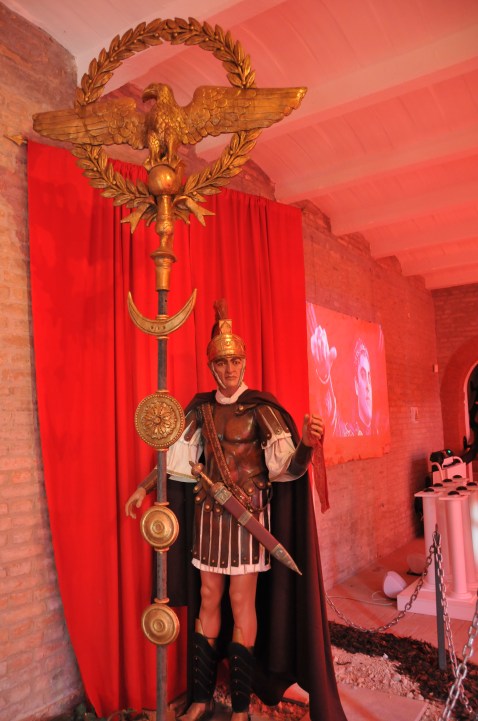 Il legionario nella fedele ricostruzione storica proposta dalla mostra "Mare Nostrum"