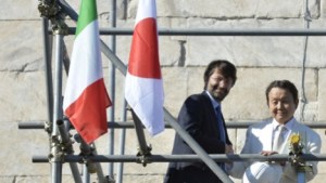 Il ministro Franceschini col mecenate Yagi sulle impalcature del cantiere di restauro