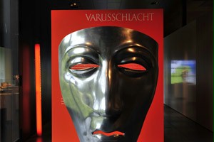 Una maschera funeraria romana conservata all'interno del museo di Kalkriese