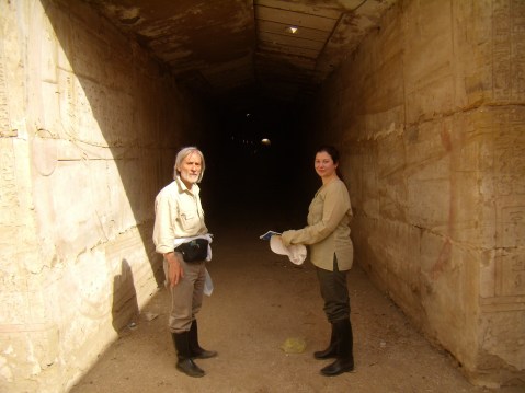Paolo Renier e Federica Pancin all'imboccatura del corridoio ipogeo che porta all'Osireion di Abido