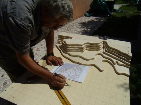 Il presidente dell'associazione Osireion di Abido, Maurizio Sfiotti, mentre realizza il plastico dell'area archeologica di Abido