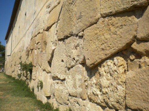 Un tratto delle mura poligonali del castrum romano di Pyrgi