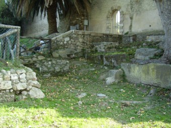 Seguendo il percorso lungo le mura si incontrano ancora tre porte del castrum romano di Pyrgi