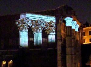 Una suggestiva visione notturna del Foro di Augusto a Roma