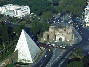 Una veduta aerea della Piramide di Caio Cestio vicino a Porta San Paolo a Roma