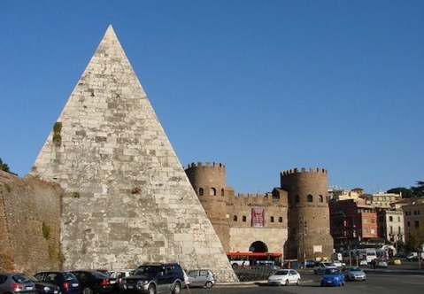 La Piramide Cestia è alta 36,40 metri con una base quadrata di 29,50 metri di lato