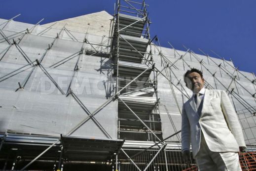 Il magnate giapponese Yuzo Yagi davanti alla Piramide Cestia "incartata" per i restauri