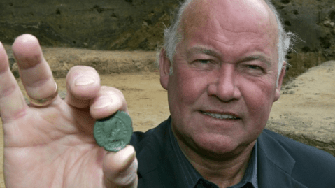 L'archeologo britannico Tony Clunn mostra una delle monete romane trovate nel luogo della battaglia della Selva di Teutoburgo
