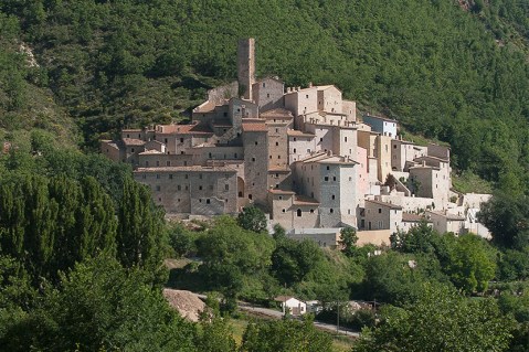 Il Castello di Postignano, borgo medievale abbarbicato sulle colline della Val Nerina in Umbria