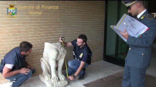La Guardia di Finanza procede al rilievo della Sfinge etrusca alata dopo averla recuperata