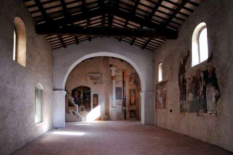La chiesa della SS. Annunziata al Castello di Postignano, sede della mostra