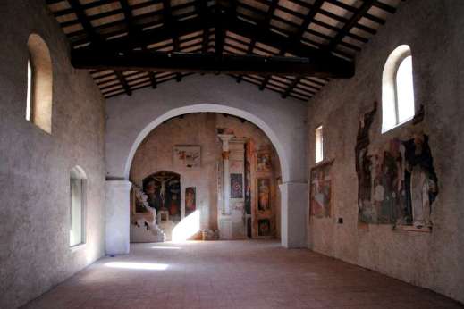 La chiesa della SS. Annunziata al Castello di Postignano, sede della mostra