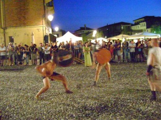 La rievocazione-spettacolo della battaglia contro Cleonimo all'interno del villaggio dei Veneti Antichi