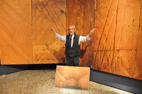 Paolo Renier nel punto in cui si toccano i pannelli dello spiovente orientale e di quello occidentale del soffitto astronomico di Abido